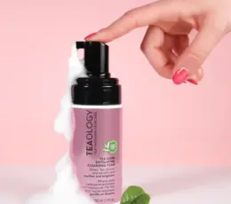8050148505082 Tea Glow Schiuma Detergente Esfoliante Viso con Tè TEAOLOGY